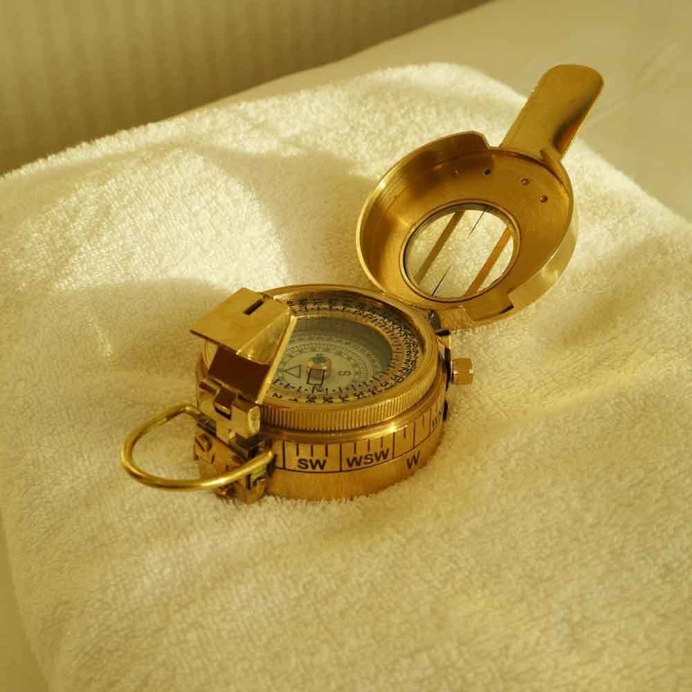 ナウティカルコンパス　真鍮仕上げ　重量感があるロックスモーションの逸品