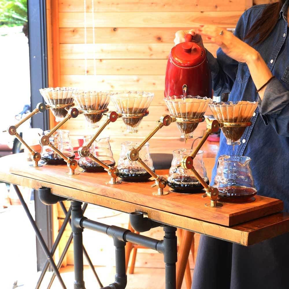 こんなスタンドが並ぶショップでお茶を飲みたい